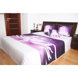 Přehoz na postel bílé barvy s motivem fialového květu Šířka: 220 cm | Délka: 240 cm