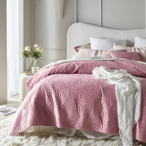 Produkt Růžový velurový přehoz na postel Feel 170 x 210 cm